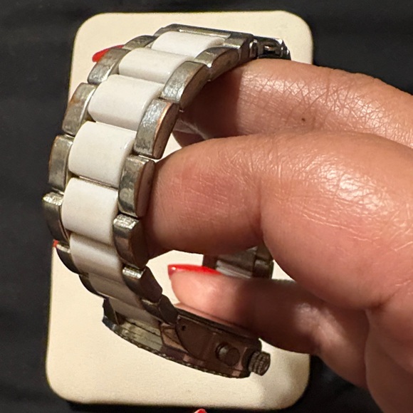 Elegant Silver and White Women's Watch - Picture 7 of 17